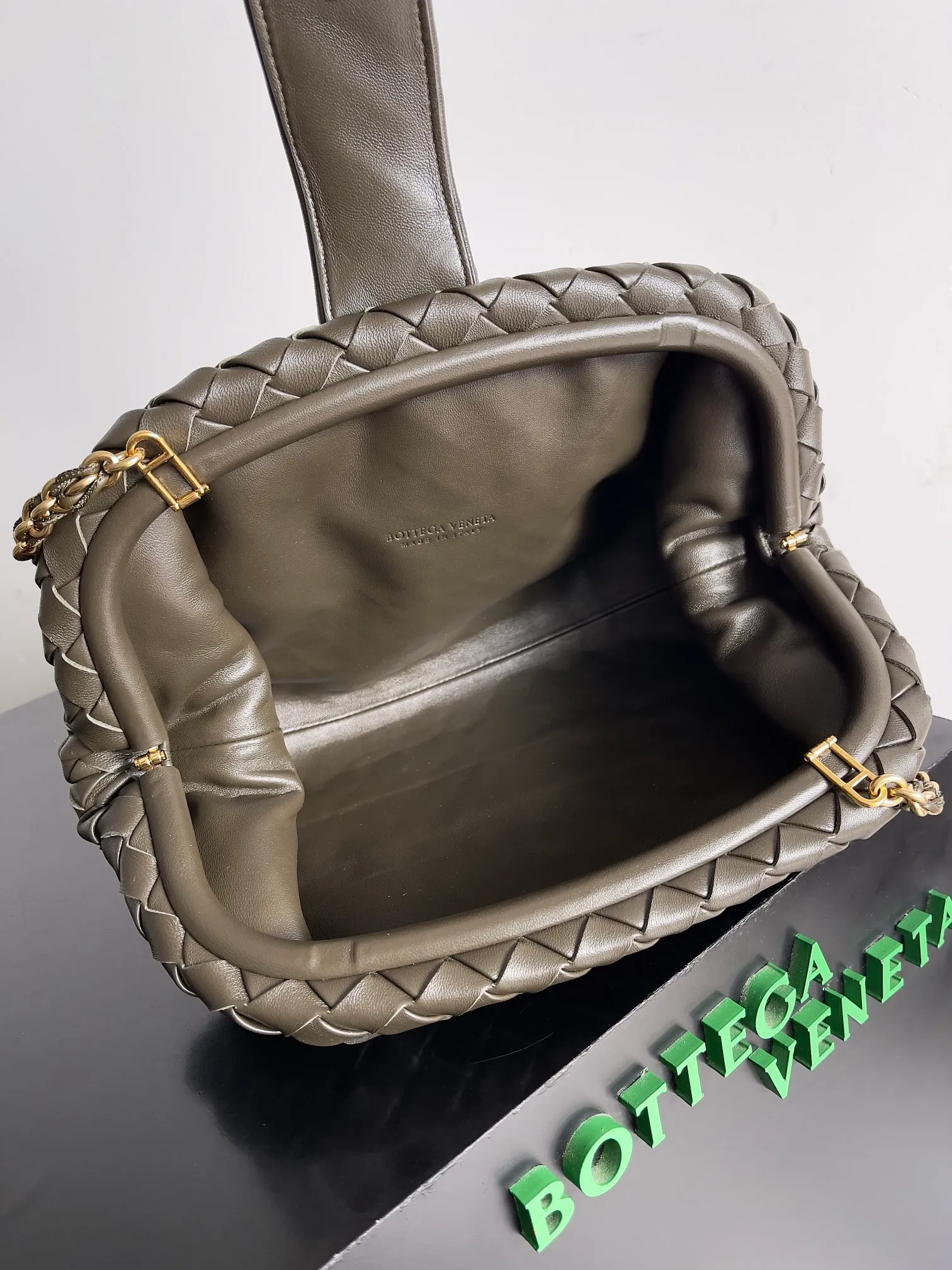 Batch 2260 BOTTEGA VENETA Lady's LAUREN CLUTCH Chain Clutch was inspired by 40 years ago. It is a perfect fusion of classic and modern bags. It is effortless and fashionable for any occasion and at any time. The newly added detachable metal chain allows people to have more ways to carry it. It is grand and elegant. Style No.: 785807 Size: 31.5*16.5*11cm
